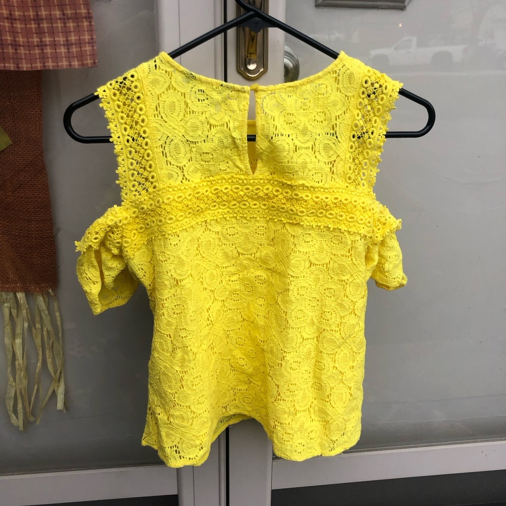 PROJECT RUNWAY Buttercup Cold Shoulder Top (S) - Picture 2 of 6